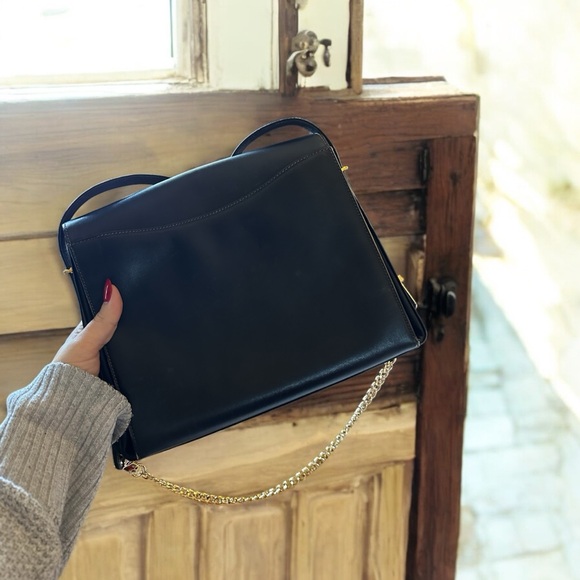 ❌sold❌ Gucci Black Shoulder Bag with Gold Hardware and Chain Detail - Picture 7 of 8